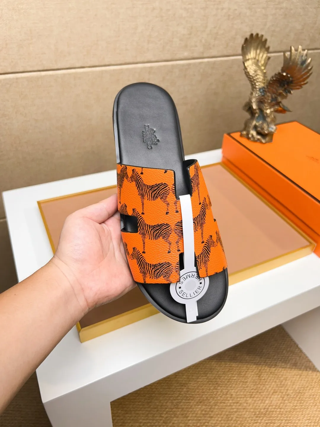 Men's clothing and shoes 💰280 💅💅💅 new arrival. Hermes Hermes official website latest counter synchronized new oran color leather H slippers, the original Paris version flew back to the original model and opened the mold to make it perfectly🍌The highest quality Sincerity, you can enter and leave the counter at will [Deyi] The upper is made of original customized  colored palm prints, crocodile print, ostrich print, colored cow leather, colored cow suede, 🤔 horse hair, 🥳 colored diamonds, 🥰 3D printing, and other genuine leather slippers, imported cow pattern foot pad lining, Italian  latest original genuine leather combination outsole Code number: 38-48 (customized at 46.47.48) Can be made into picture combination sole with genuine leather pattern and ordinary molded outsole
